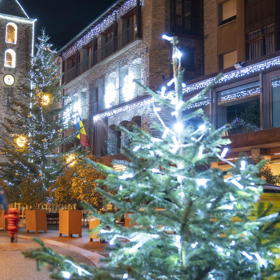 Image of the bustling Meritxell Avenue in Andorra la Vella
